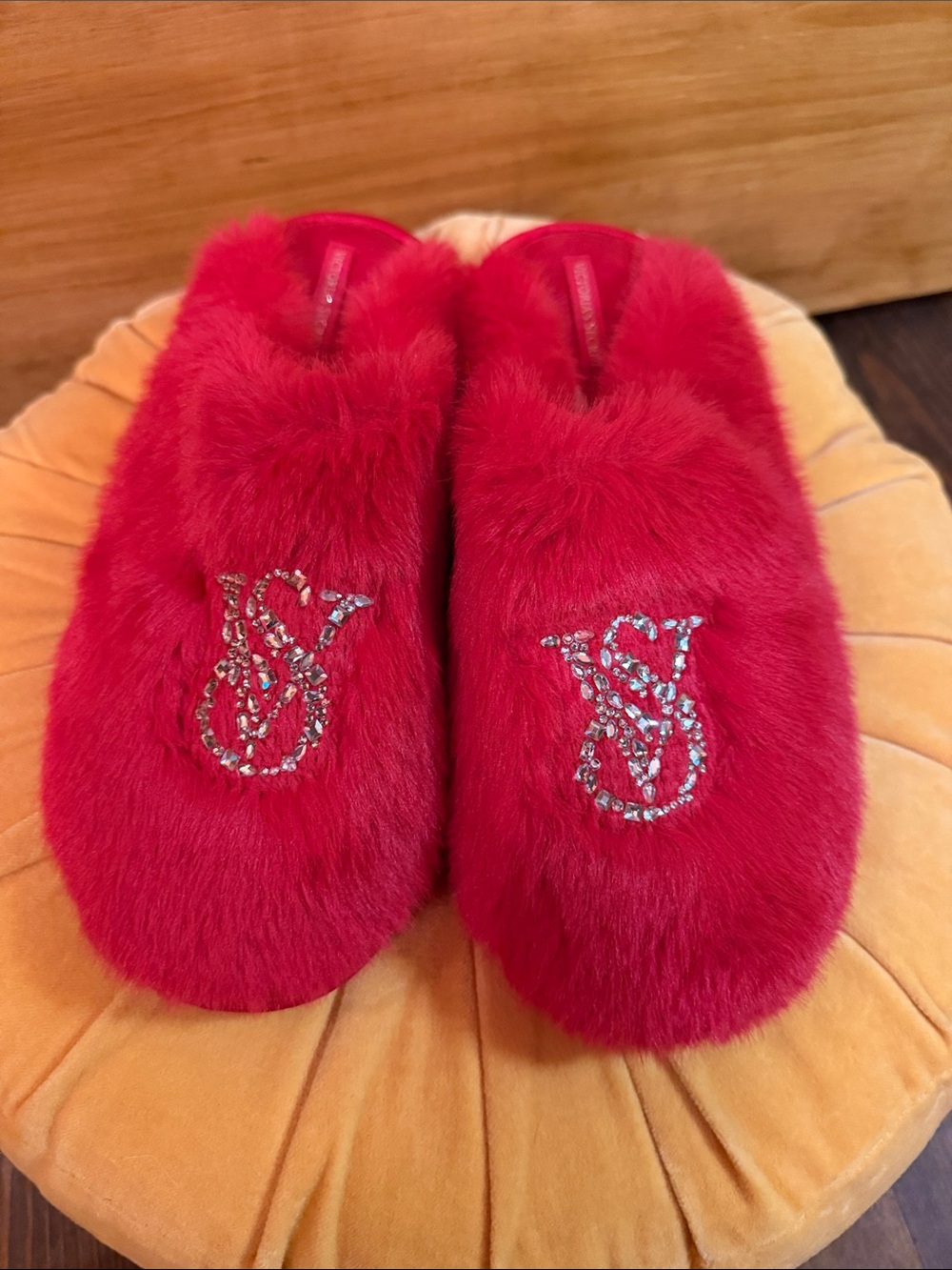 NWT VICTORIA’S SECRET SIGNATURE RED SLIPPERS M
